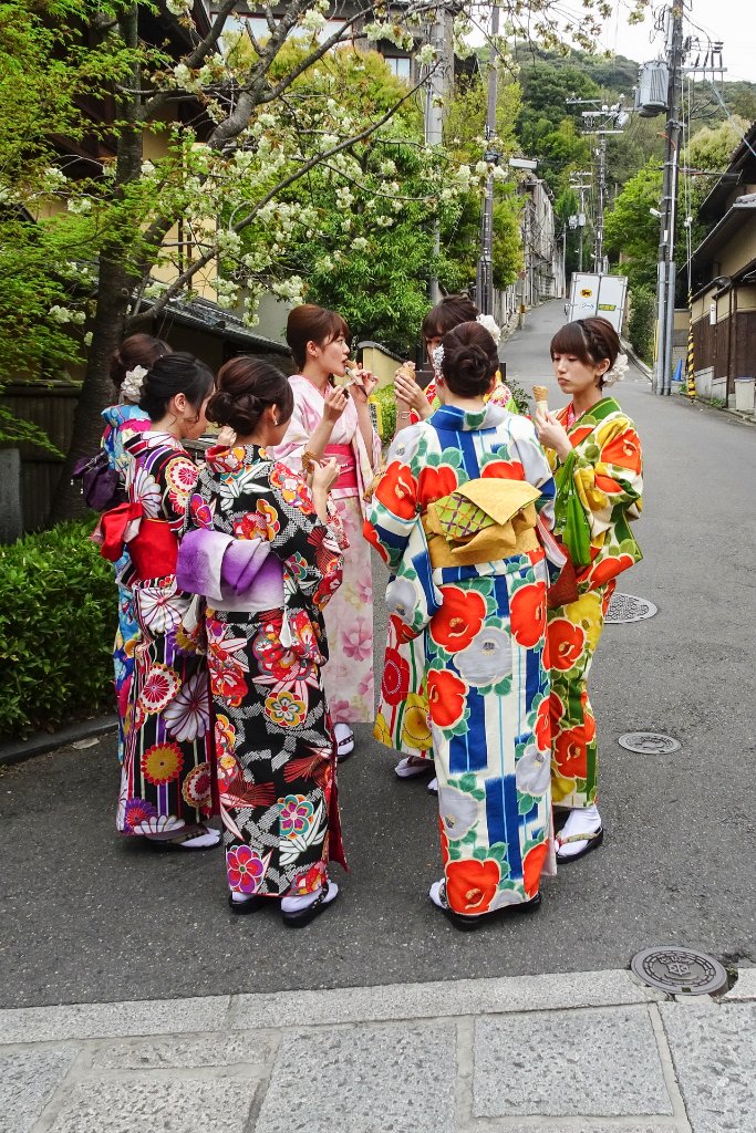 19-Young girls in Geisha dress.jpg
